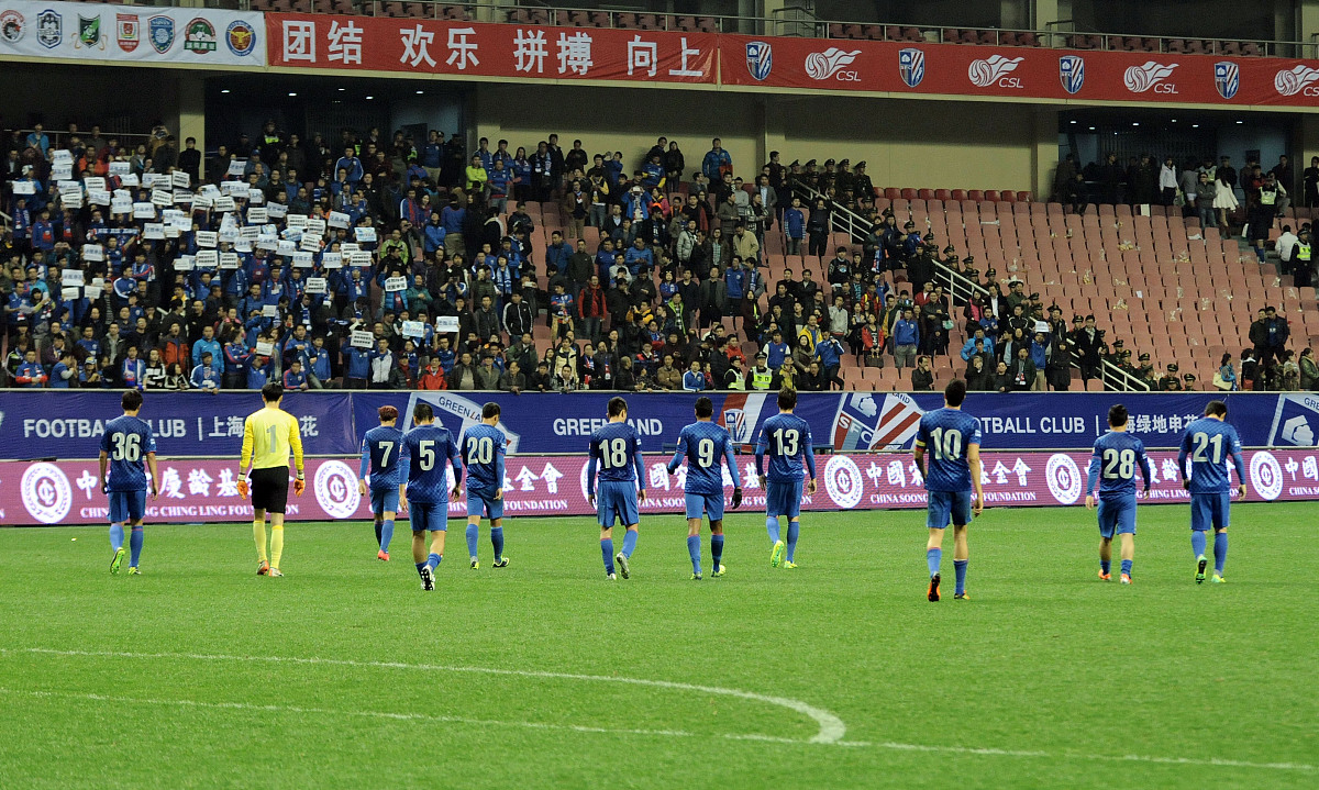 足球场上的激烈较量，哪支球队能取得胜利？的简单介绍