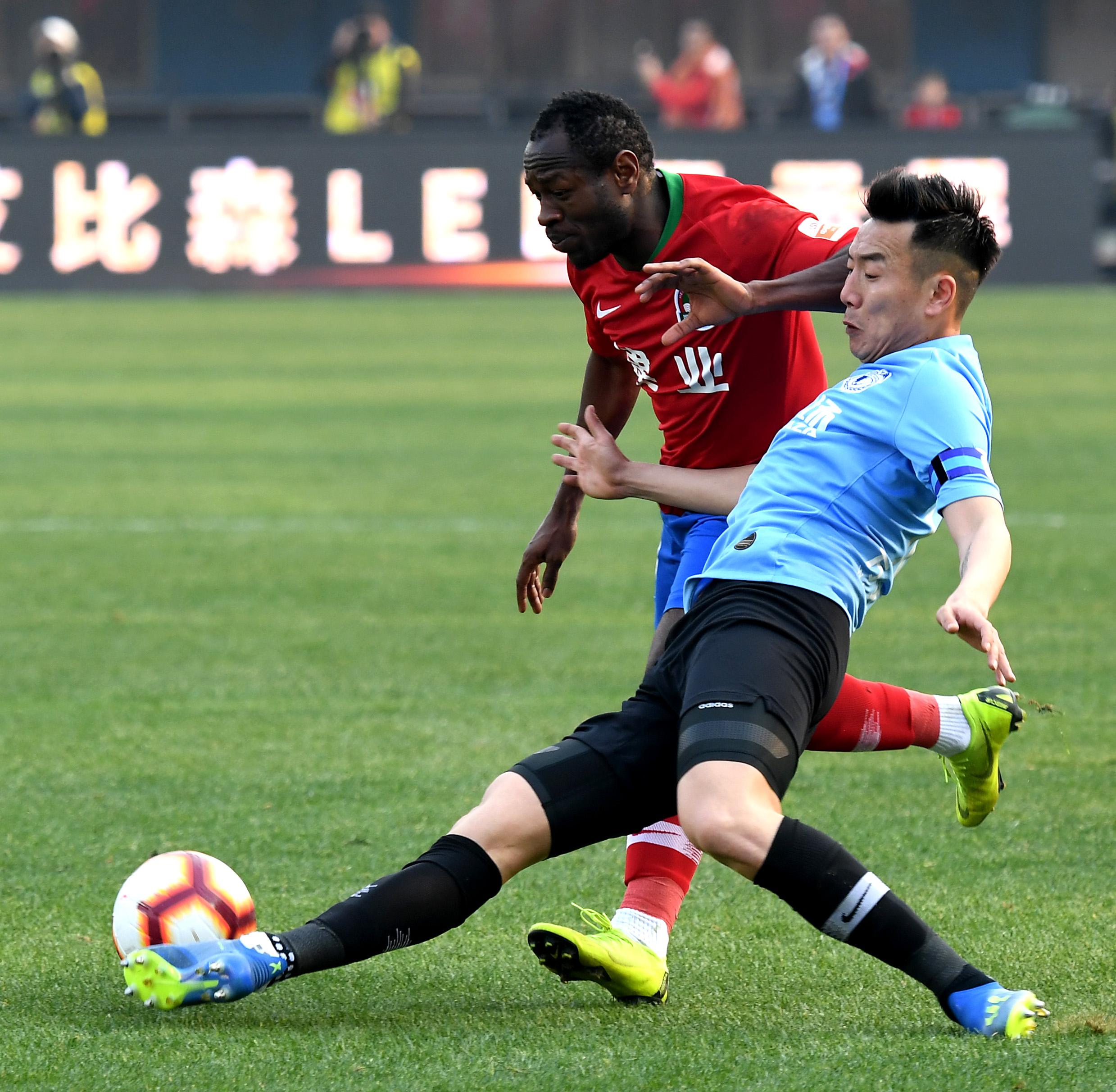 大连一方备战亚冠比赛，球员训练积极投入(大连赛区已完成检测836人,其中包含球队球员教练组)