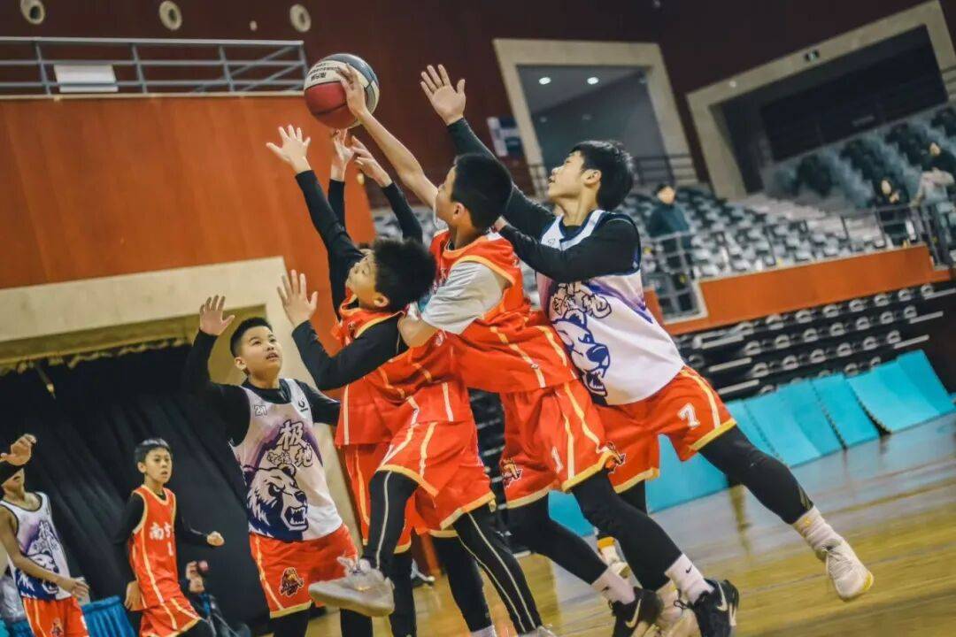 全力以赴的比赛!精彩纷呈,旁观者喝彩连连的简单介绍 全力以赴的比赛!精彩纷呈,旁观者喝彩连连的简单介绍